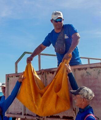 arentur-ciudad-de-la-habana-limpieza-playa-carga-basura