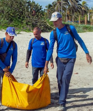 arentur-ciudad-de-la-habana-limpieza-playa-equipo-trabajadores