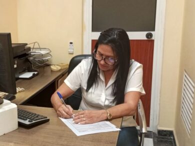 emprestur-sa-cienfuegos-oficina-empleada-finalizando-planilla