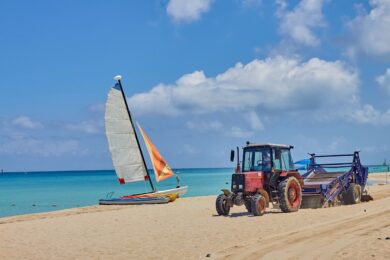 sucursal-arentur-varadero-limpeza-playa-bote