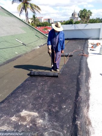 sucursal-emprestur-las-tunas-servicios-reparacion-mantenimiento-tecnicos-techo-impermeable